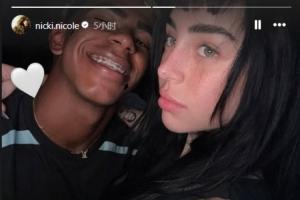 ??亞馬爾女友曬照，相擁一起看西班牙情景喜劇