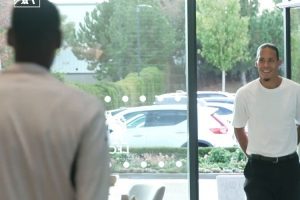 來了老弟！利物浦隊長范迪克與伊薩克擁抱，歡迎后者加盟球隊