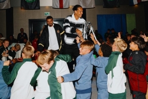 范迪克推出的青訓(xùn)賽事正式開啟，社媒曬與獎杯合照