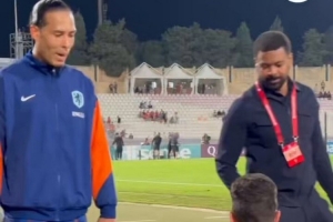 溫馨時(shí)刻！范迪克來(lái)到場(chǎng)邊與坐輪椅的球迷合影，并為其簽名