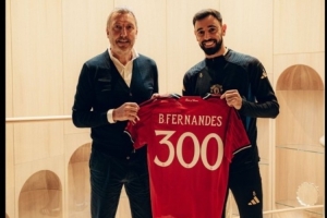 31歲B費將迎紅魔300場里程碑，曼聯(lián)官方曬照為其贈送紀(jì)念球衣