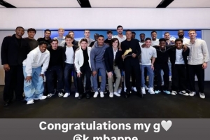 姆巴佩領(lǐng)取歐洲金靴獎(jiǎng)！貝林厄姆社媒曬全隊(duì)合影：祝賀我的兄弟