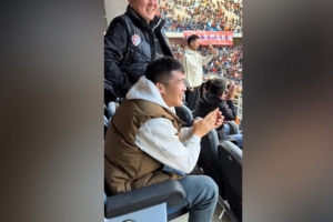 歡迎回家！記者：河南隊(duì)鐘義浩現(xiàn)場(chǎng)觀戰(zhàn)海牛，海牛進(jìn)球后他很開心