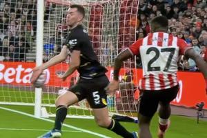 手臂張開不是點(diǎn)球？英超官方：VAR檢查認(rèn)為基恩手臂處于合理位置