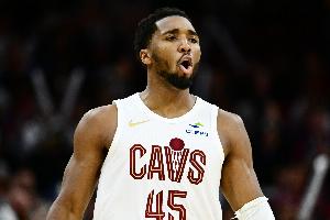 46分！米切爾談爆發(fā)原因：打2K26被小孩垃圾話刺激到 說(shuō)我過(guò)氣了