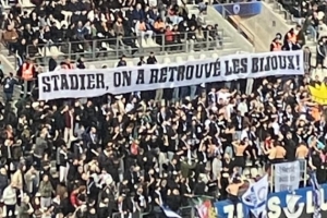 巴黎FC球迷拉橫幅調(diào)侃盧浮宮劫案：我們找到珠寶了！