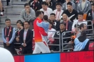 太有愛了！周琦帶孩子出席全運會頒獎儀式