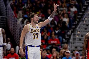 磨合成型！77+里皇+艾頓組成擋拆三叉戟 內(nèi)線攻防硬度助湖人起飛