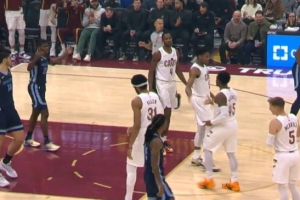 開場就是高難度！米切爾借掩護掛著韋爾斯命中打板三分還加罰！