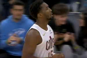 還得球星站出來解決問題！米切爾干拔三分+妙傳隊友帶隊反超！