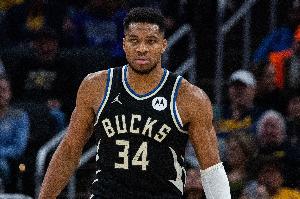 東里連中高難度三分？字母哥：只能接受 他們場(chǎng)均都在28分以上！