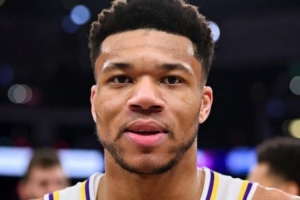 字母為湖人“送”球！美網(wǎng)友：開始替未來(lái)隊(duì)友操心了 他是個(gè)湖人!