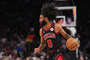 茂開二度！懷特面對馬爾卡寧突破上籃打進(jìn)將比賽拖入第二個(gè)加時(shí)