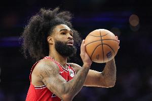 連進(jìn)關(guān)鍵球！科比·懷特賽季首秀空砍27分4板8助 得分全隊(duì)最高