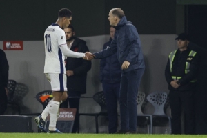 貝林厄姆半場和對手換球衣！球迷吐槽：他以為自己是超級巨星