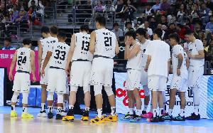 杜潤(rùn)旺談周鵬&二飛：他們樂(lè)意教我們?nèi)绾未蚯?場(chǎng)下教我們?nèi)绾巫鋈? >
                                        </div>
                                    </div>
                                                                        <div   id=