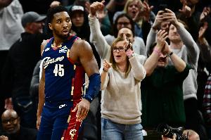 得分火力兇猛！米切爾半場13中10&三分4中3砍下25分 另有3助1斷