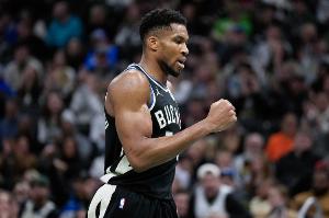 主將先后發(fā)力！首節(jié)字母哥11分3板4助對飚米切爾14分2助