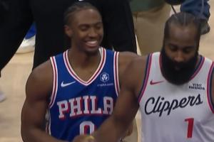 氣著呢！馬克西一路摟著哈登試圖寒暄 哈登左右游走沒心情理