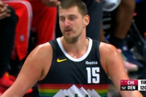 就是自信！約基奇首記三分干拔命中反超比分！此前5中0