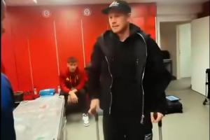 心系球隊(duì)！比利時(shí)取勝即出線，34歲德布勞內(nèi)拄雙拐現(xiàn)身球隊(duì)更衣室