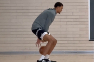 期待回歸！記者曬出文班亞馬在訓(xùn)練館場邊練運球視頻