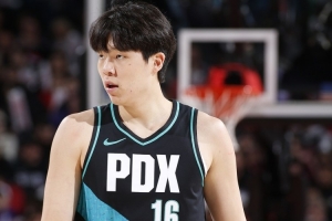 拓記：客場(chǎng)之旅楊瀚森可能繼續(xù)留隊(duì) 回到主場(chǎng)預(yù)計(jì)還是回發(fā)展聯(lián)盟