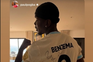 博格巴社媒曬身穿本澤馬簽名球衣照片，本澤馬轉(zhuǎn)發(fā)動(dòng)態(tài)