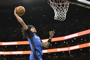 重錘火花！薩格斯邊線發(fā)球送拋傳 布萊克騰空暴起雙手空接砸扣