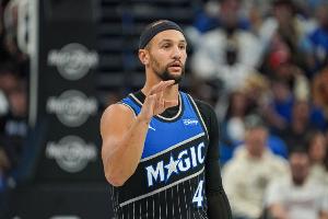 攻防一體！薩格斯26分鐘15中8&5記三分 砍下23分7助攻2搶斷2蓋帽