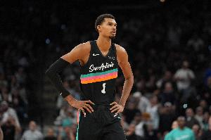 左小腿拉傷！隊記：文班亞馬參加了投籃訓(xùn)練 沒有穿護具靴