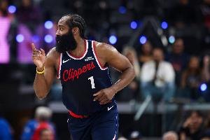 42分賽季新高！哈登迎著兩個(gè)人撲防直接轟進(jìn)3+1 對(duì)手一級(jí)惡意犯規(guī)