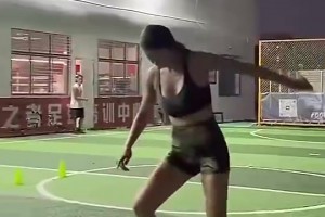 張曼源這素顏看起來真不錯~此前踢球時練得渾身是汗啊??