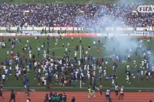 人口60萬的佛得角距離首次晉級(jí)世界杯一步之遙,球迷沖入球場(chǎng)慶祝