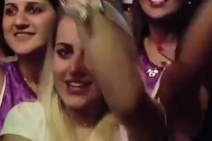 內(nèi)馬爾夜店把妹引發(fā)女粉騷動，最后還是和自己女友共舞??