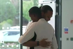 你小子終于來了！利物浦隊(duì)長范迪克與伊薩克擁抱