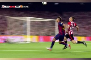 內(nèi)馬爾彩虹過人戲耍對手遭圍攻！隊長哈維和隊友上前保護！