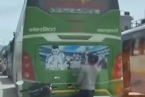 梅西鐵粉！球迷在堵車時(shí)擦拭前車的梅西海報(bào)??