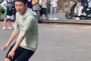 左撇子?。∧行菑堃簧酱蚧@球 這水平算得上野球場大腿嗎？