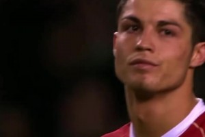 伊布、皮爾洛、加圖索擋在人墻上，但C羅依然踢進(jìn)了經(jīng)典的任意球