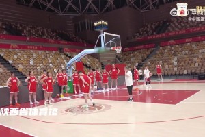 燈泡就位，新援亮相！快船曬最新訓(xùn)練照！老爺車準(zhǔn)備起航了！