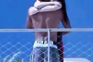 甜蜜橫抱！亞馬爾赤裸上身把女友抱起，女友一臉?gòu)尚唠p腿纏繞??