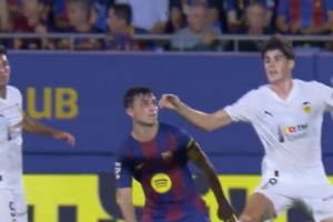 從容的大師！場(chǎng)邊高速攝像機(jī)記錄下了佩德里的挑球過(guò)人！