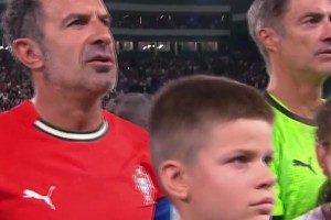 賺錢不容易！卡卡和普約爾這是在韓國(guó)踢完明星賽就又踢了一場(chǎng)??