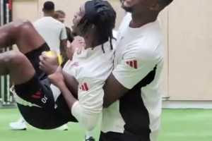 震驚！利物浦隊內(nèi)霸凌，老隊長公然欺負(fù)剛來的新人??