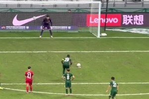 梅西一個簡單的動作，過人就像喝水一樣簡單