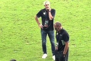 昔日巴薩主帥的無奈！實拍：賽后塞蒂恩在工體獨自矗立許久??