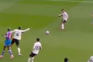 你在干嘛！范迪克示意科爾克茲大腳解圍，后者送邊線球?qū)е卤唤^殺