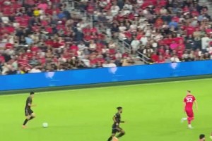 感情好??居萊爾進(jìn)球后，姆巴佩與貝林厄姆跑向助攻的維尼修斯