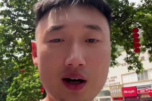 這是真大王！約基奇媒體日拿起“大王”撲克牌拍照